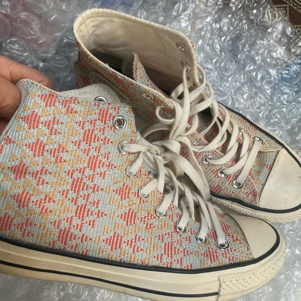 Like new women’s 8.5 high top Converse - Picture 9 of 13